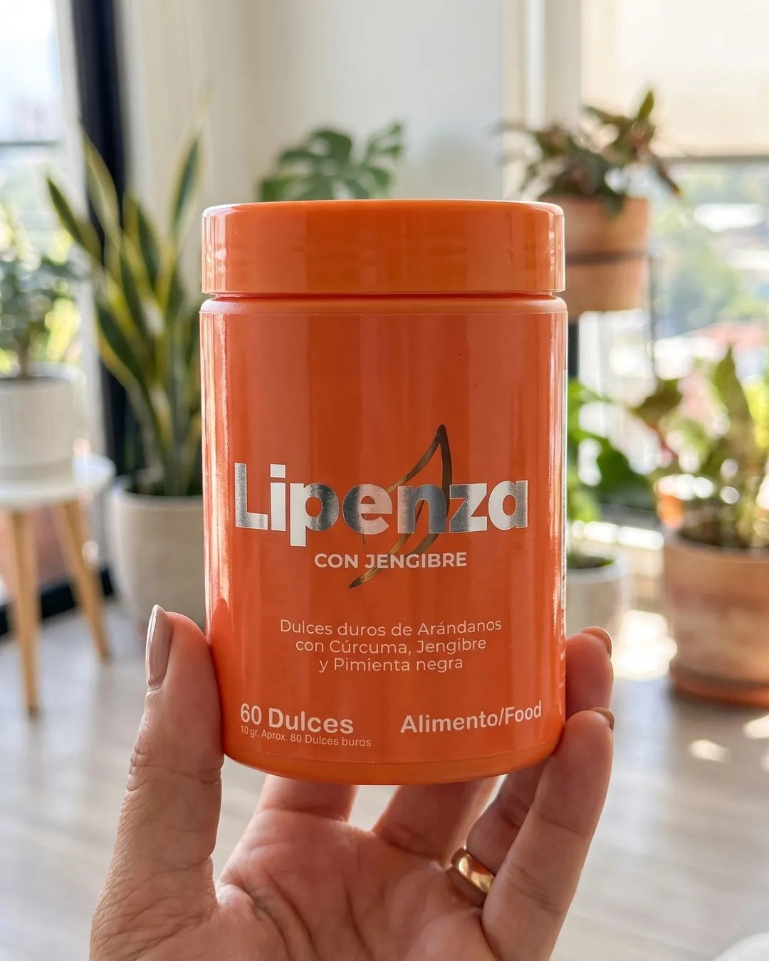 Frasco de Lipenza en la mano